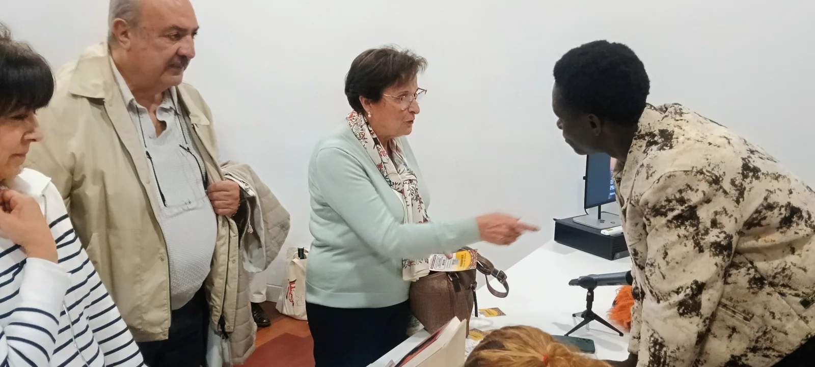 Encuentro con el público durante la firma de ejemplares.