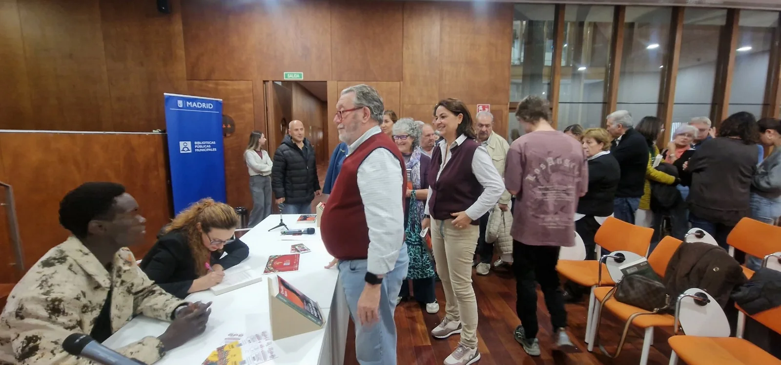 Público reunido durante la firma de ejemplares.