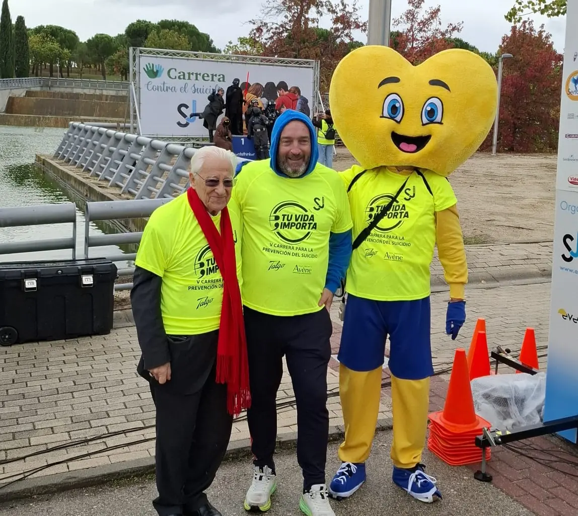 El Padre Ángel, Javier Jiménez y la mascota de la carrera.