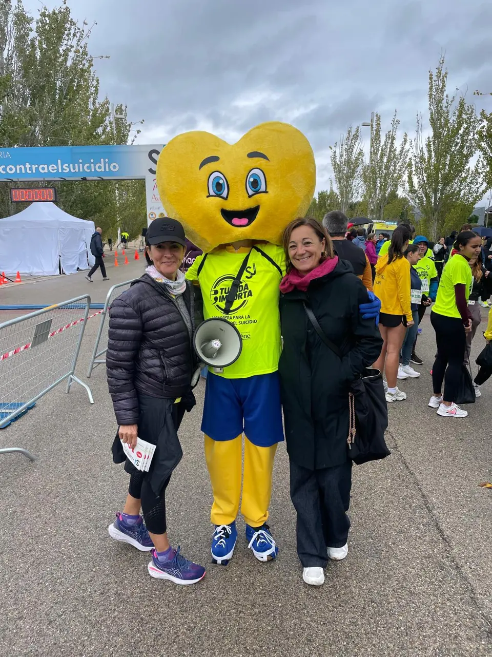 Genoveva Casado, la mascota de la carrera y Lola Fernández Ochoa.