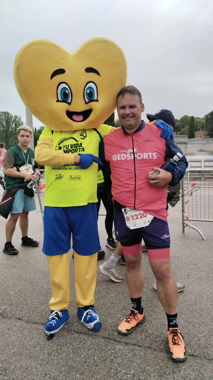 Rubén Obregón junto a la mascota de la carrera.