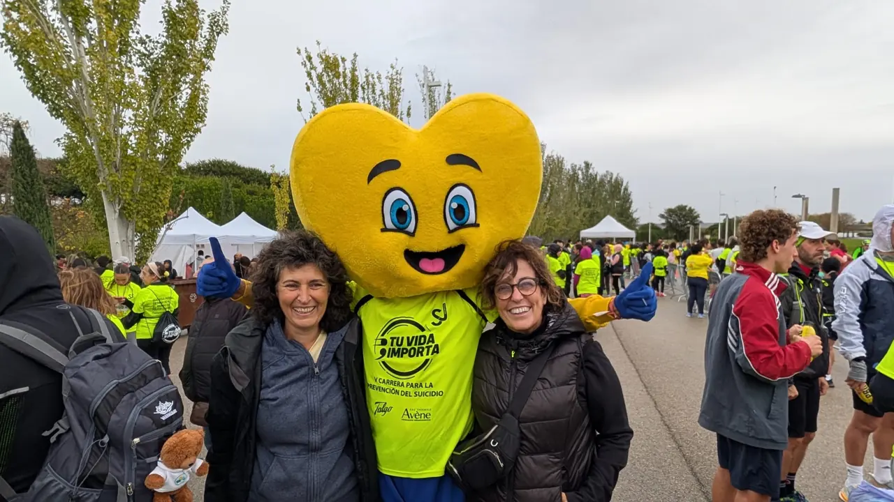 Susana Fernández y Vichy Nieto junto a la mascota.