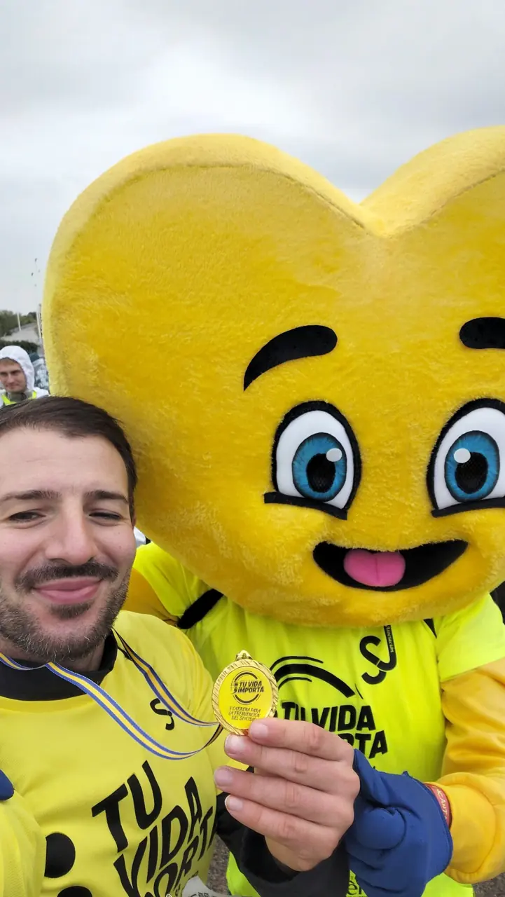Sergio Hernández con la mascota de la carrera.