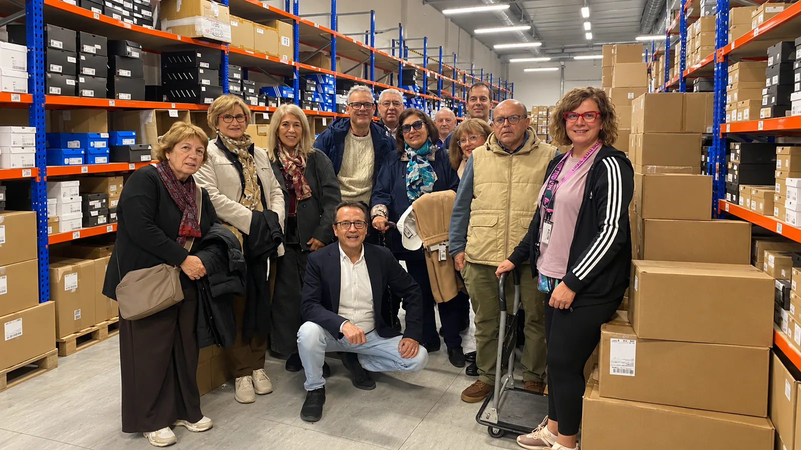 El grupo de Arriba el Telón durante la visita al Outlet de ADIDAS en Caspe.