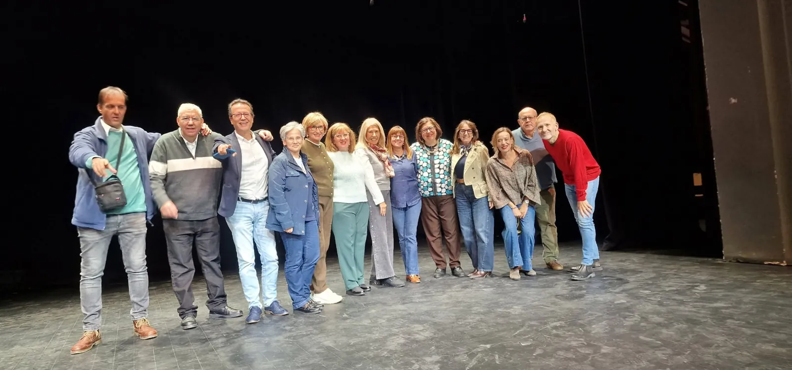 Foto de familia en el escenario del Teatro Goya de Caspe.