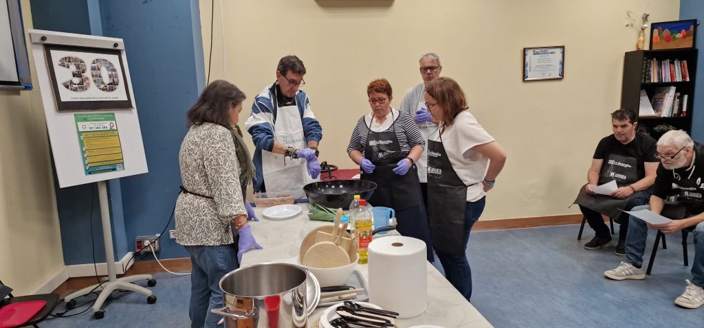 Participantes del taller preparan los ingredientes del risotto.
