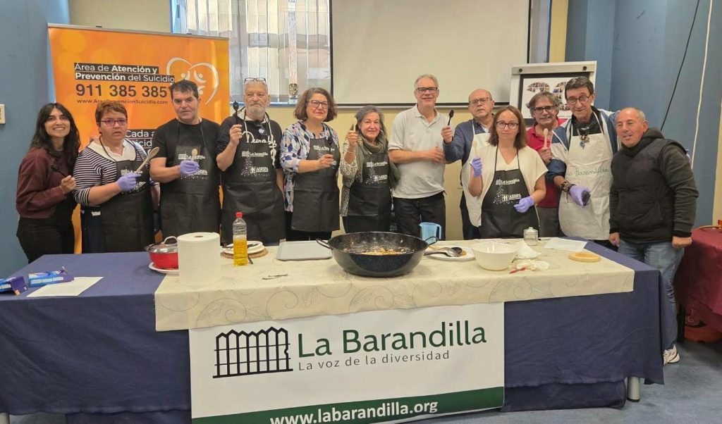 Participantes del taller de cocina de La Barandilla con la chef Ana Hermosilla.