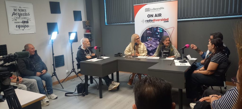Participantes del taller en las instalaciones de Radio Diversidad.