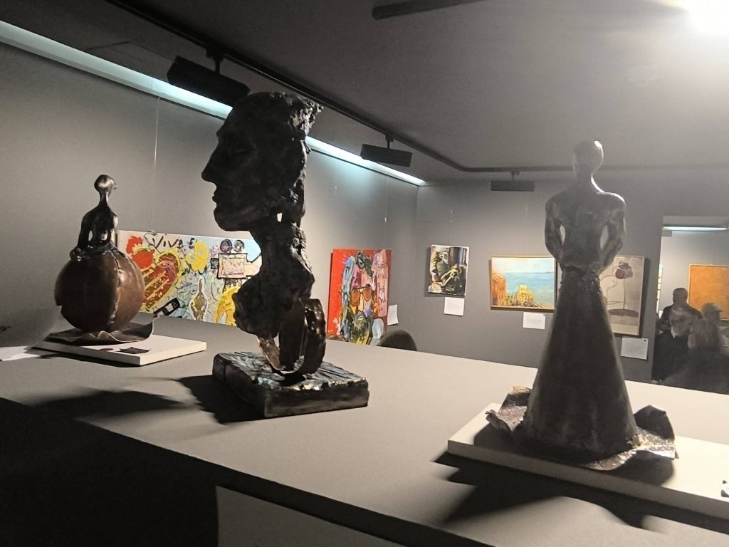 Tres esculturas donadas por Ángel Solana Corpa para apoyar la salud mental.