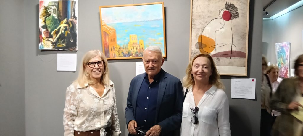 Ana Lancho y Alfonso Caballé junto a una obra de la exposición.
