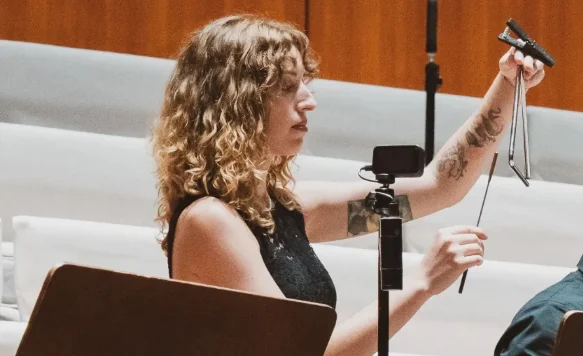 Angela Pozuelo durante una interpretación musical.